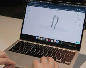 Canvas running an orthotics insole on a laptop